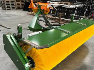 Thyregod TK 2800 med nylon børster og hydraulisk sving. brede 2800 og feje brede 2500