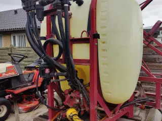 Hardi sprøjte med hydraulisk bom