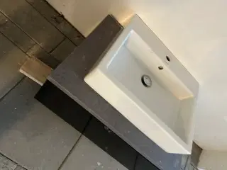 Håndvask m. bord og vandhane