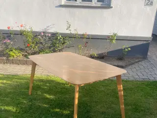 Bortgives spisebord