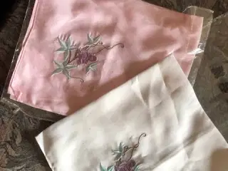 2 silketørklæder 48 x 48 cm