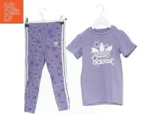 t-shirt og joggingbukser fra Adidas (str. 98 cm)