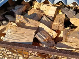 Fyringsklar kløvet grantræ