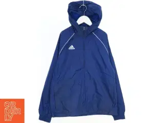 Blå Adidas vindjakke med hætte fra Adidas (str. 152)