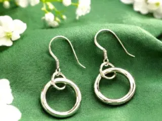 Smukke håndlavede sølvøreringe