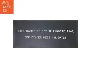 Metalskilt med citat fra La Finesse (str. 30,5x13 cm)