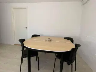 Samlet sæt med kontormøbler og whiteboard sælges
