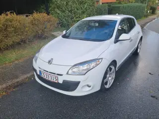 Velkørende, økonomisk og nysynet bil