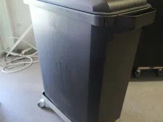 Beholder 60 ltr plast sort emed låg (Brugt) med vogn