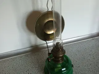 Antik petroleumslampe med ophæng til væg