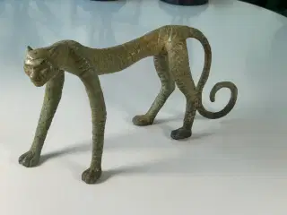 Stor gepardskulptur i genbrugsbronze – 40 cm lang