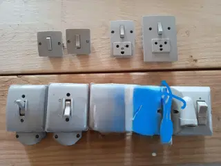 Gamle stikkontakter og afbrydere
