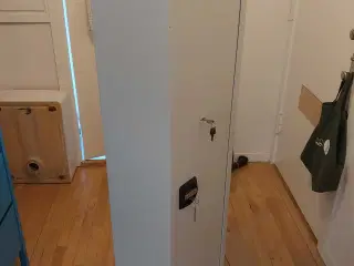 Våbenskab til 7 våben.