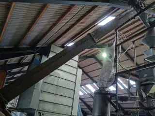 - - - Elevator 20 tons ca. 9 meter