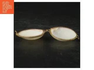 Dekorativ muslingeskal med indfatning (str. 6x7 cm)