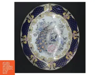 Dekorativ porcelænstallerken med påfuglemotiv (str. Ø 26,5 cm)