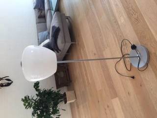 Enkel lampe m. hvid glaskuppel