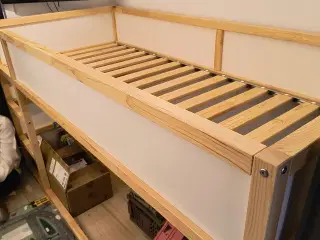Ny seng, aldrig brugt. Inv mål 90 x 200