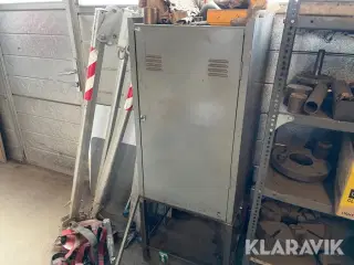 Metalskab til værktøj