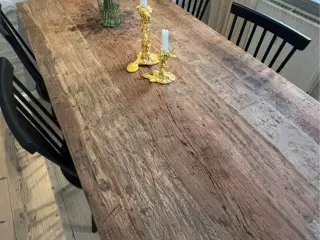 Spisebord af genbrugstræ