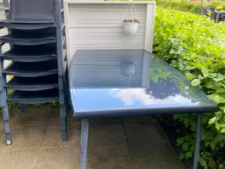 Havebord  og 6 stole gives væk