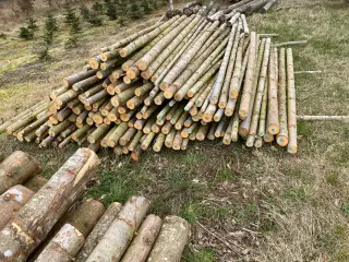 Granrafter med bark.