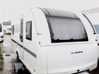2022 - Adria Adora 472 UP   Populær Vogn med fransk seng, rundsiddegruppe og panoramavindue. Jubilæumstilbud!