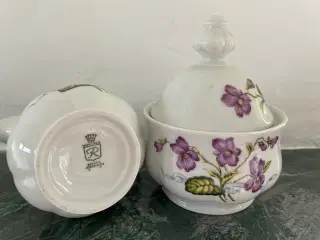 Blomstrede flødekande og sukkerskål