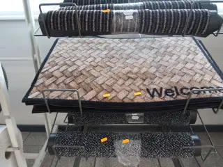 Hylde med dørmåtter