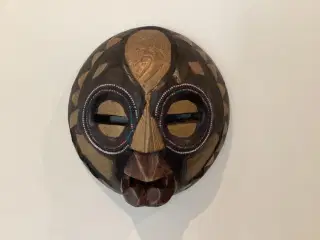 Gl. maske i træudskæring