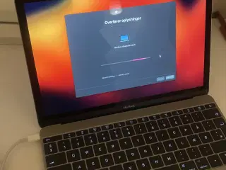 Macbook i super stand