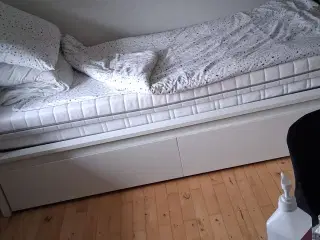 Seng med opbevaringsplads