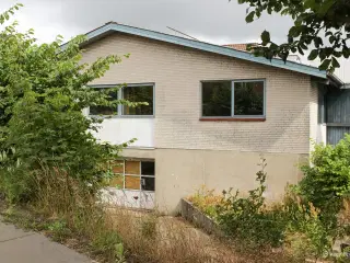 Erhvervslokale med hal og 1. sal – optimalt til værksted. lager og kontor