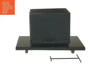 Dekorativ bordgrill i metal (str. 18x32,5 cm)