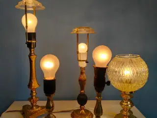 Smukke vintage lamper med gylden fod.