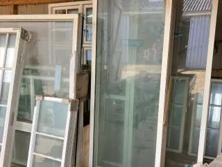 Vinduer store og små samt 3 terassedøre