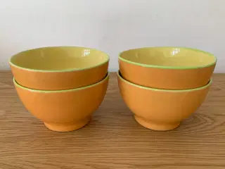 4 skåle, citrongule indvendig og orange udenpå