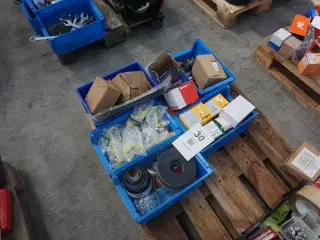 Diverse klips, skruer, bor mv.