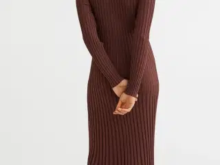Ribstrikket kjole med V-hals fra H&M
