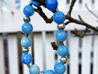 Elastisk armbånd med blå og sølvfarvede perler