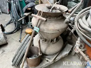 Betonsprøjre med 6 slanger.