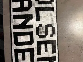 Olsen banden perleplade skilt sælges