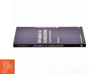 Diplomati og globalisering : en introduktion til public diplomacy af Uffe Andreasen (f. 1943) (Bog)