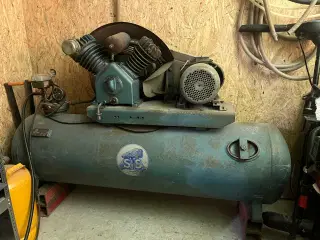 Stenhøj kompressor 300 liter