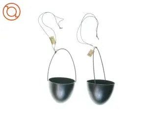 Potter hængende fra Søstrene Grene (str. 16 x 13 x 37 cm)