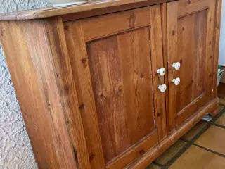 Skænk i gammel stil. Flot m patina 