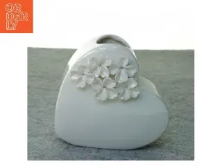 Porcelæns vase, hjerte form (str. 12 x 13 x 6 cm)