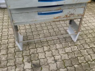 Varebilsindretning med skuffer