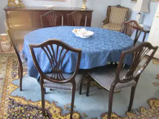 Heppelwhite spisestue med skænk og andre ting