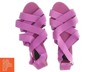 Violette sandaler med krydsremme fra Divided (str. 37)